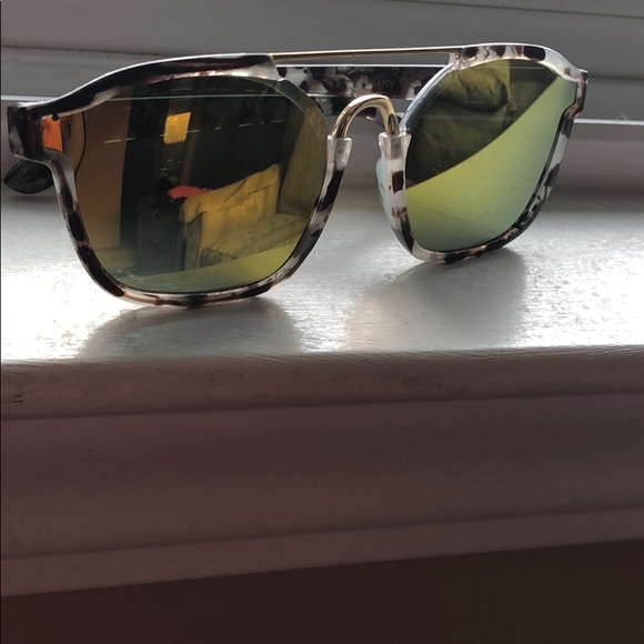 Mirrored sunglasses 😎 with grey leopard frames - Picture 5 of 8